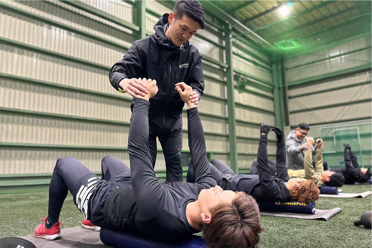 スポーツ現場でのコンディショニング指導の様子